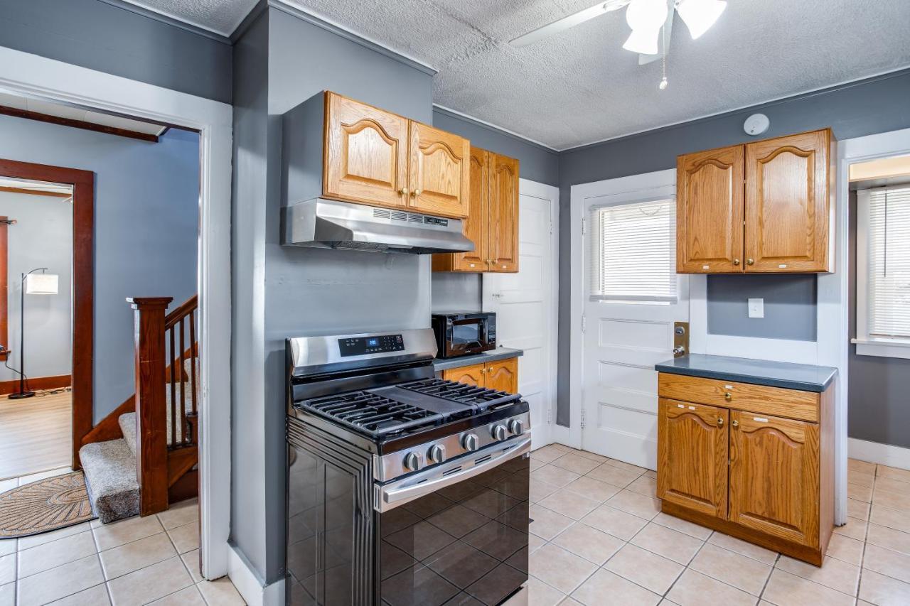 Spacious Home With In-Unit Laundry, Parking, 1Gb Wifi, & Patio Deck Rochester Buitenkant foto