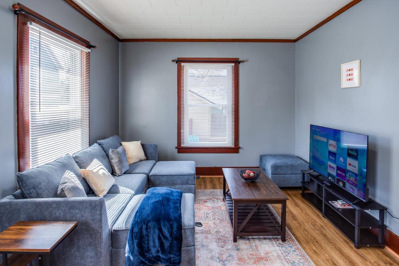Spacious Home With In-Unit Laundry, Parking, 1Gb Wifi, & Patio Deck Rochester Buitenkant foto